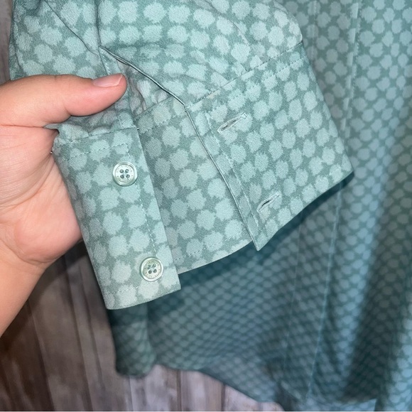 White House Black Market Blue/Green Printed Hidden Button Blouse - Picture 3 of 3